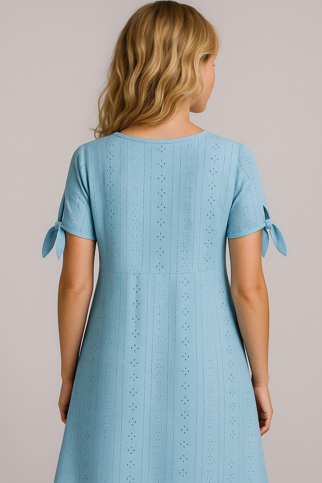 Brisa | Abito Donna Elegante con Scollatura a V - - abito con maniche corte abito da donna abito elegante abito leggero moda femminile scollatura a V stile sofisticato tessuto traspirante vestito con motivo a hollow-out vestito raffinato - Concept Palermo