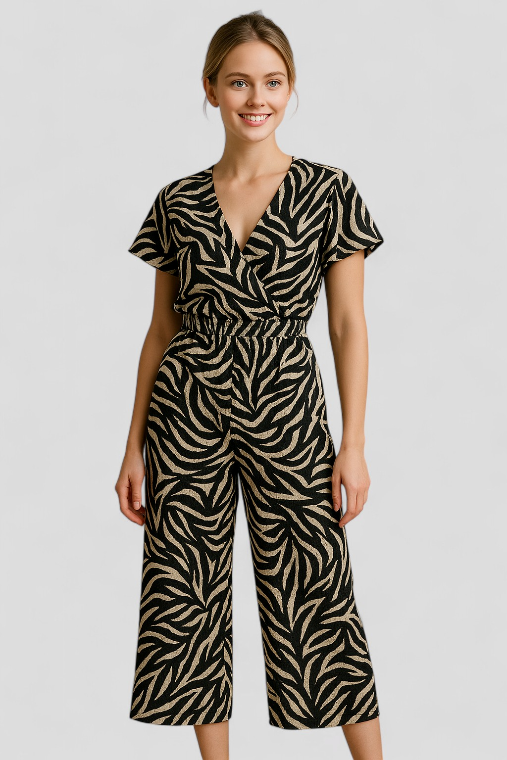 Tecla | Tuta Elegante Donna con Motivo Pantera - - abbigliamento versatile collo a V design pantera materiale morbido occasione casual pantaloni larghi stile moderno tuta chic tuta donna tuta elegante - Concept Palermo