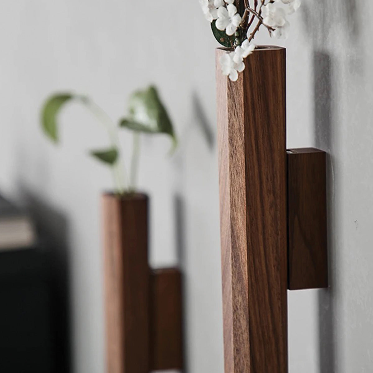 Eleganti Vasi a Flute Verticali per Fiori da Parete | Stile di Decorazione con Piante - - Decor Vases Wall decoration - Concept Palermo