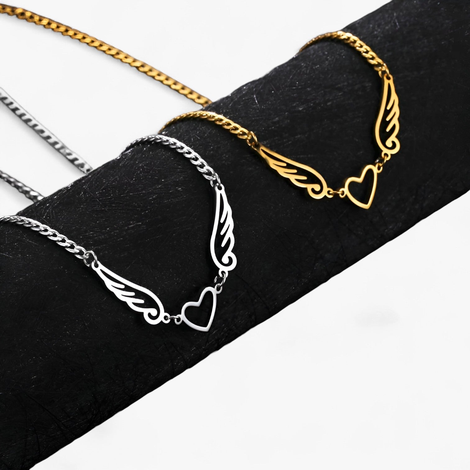 Sherry | Collana in acciaio inossidabile a forma di cuore e ali d'angelo di Skyrim - - Necklace NECKLACES Necklaces for Women - Concept Palermo