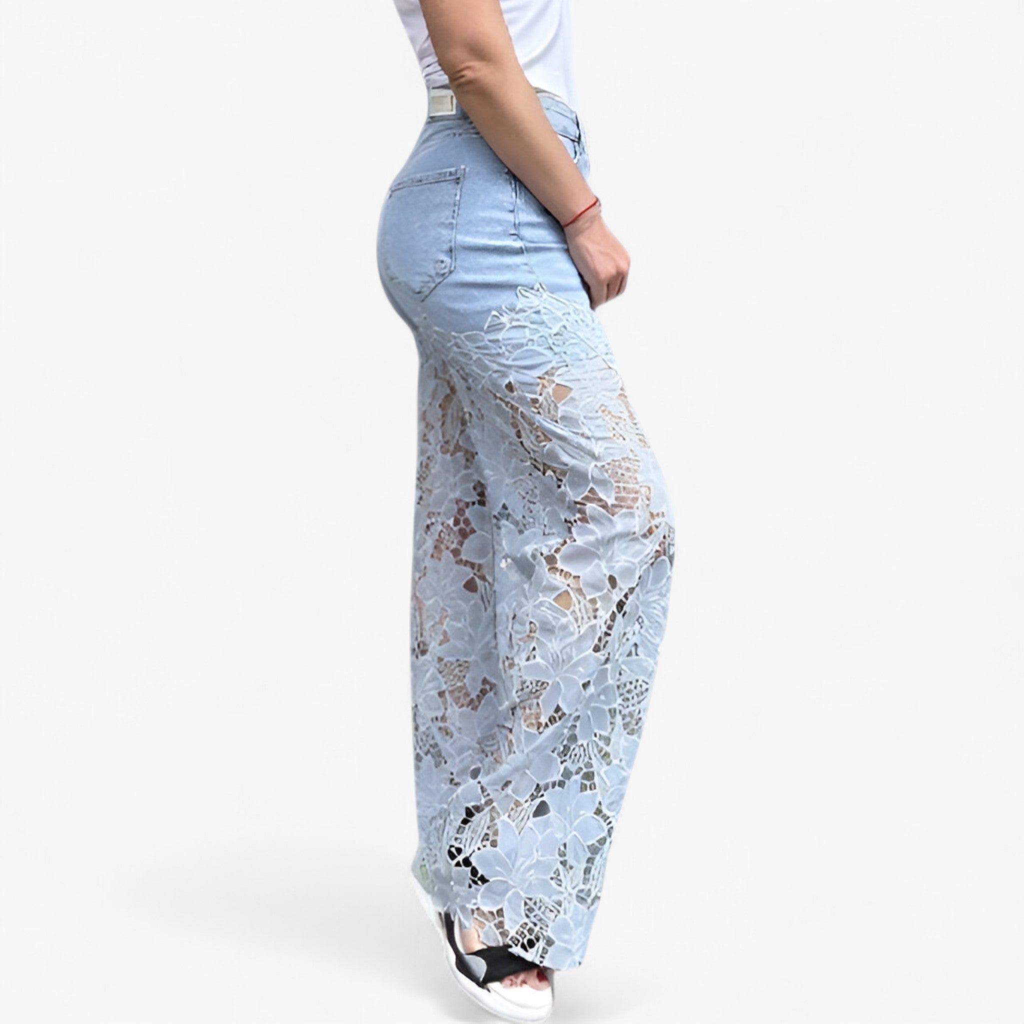 Laura | Jeans Donna in Denim con Patches in Pizzo - - abbigliamento casual abbigliamento chic capo versatile džínové džíny jeans con pizzo jeans donna jeans trendy moda femminile pantaloni in denim stile moderno - Concept Palermo