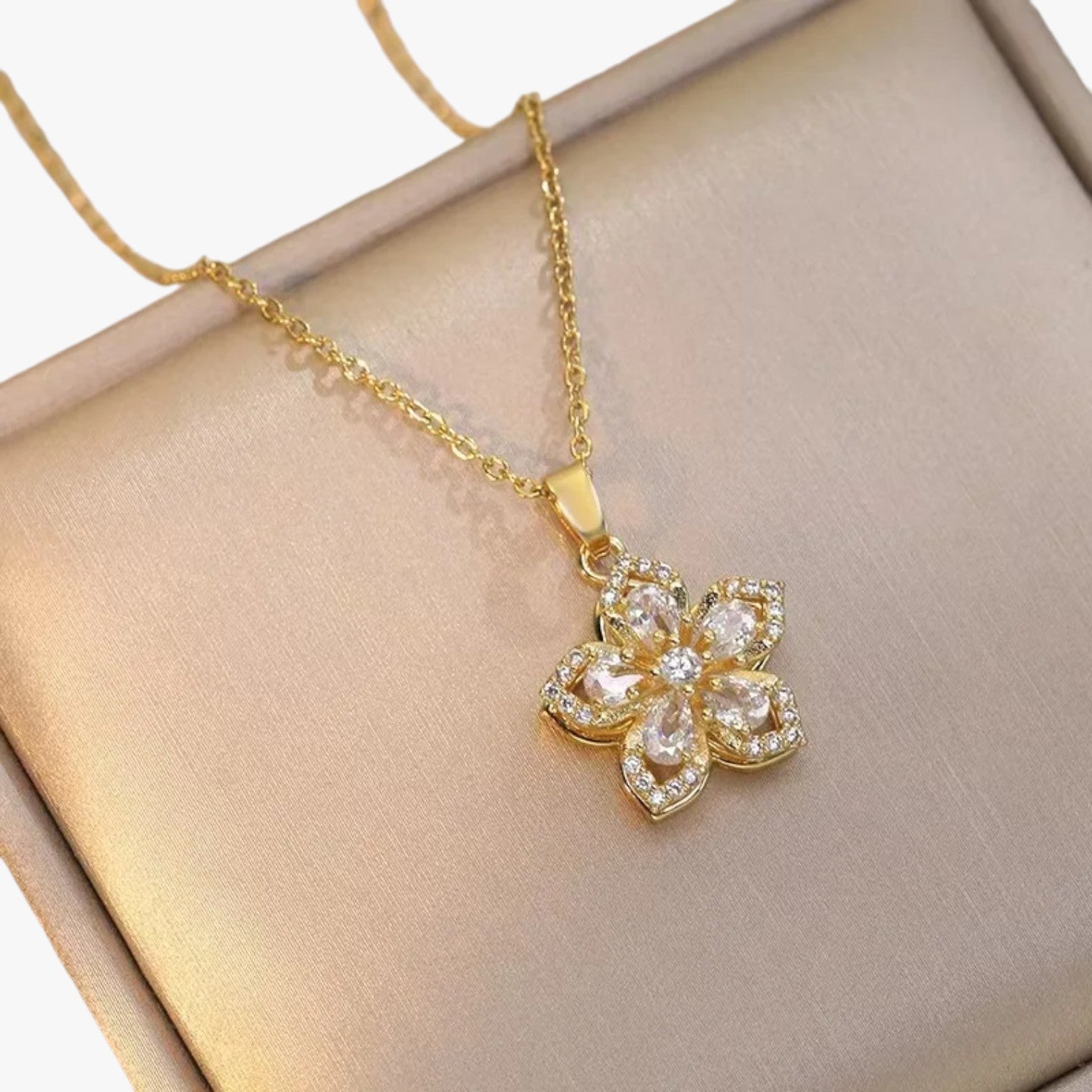 Winnie | Collana con fiore in oro e zircone rotante - Bianco girevole - Fashion Necklaces necklace NECKLACES Necklaces for Women - Concept Palermo
