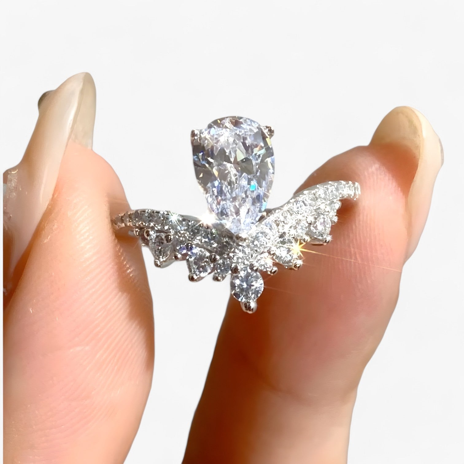 Griselda | Anello in Moissanite Luxe – Eleganza Brillante per Ogni Giorno - - Accessories Jewelry Rings - Concept Palermo