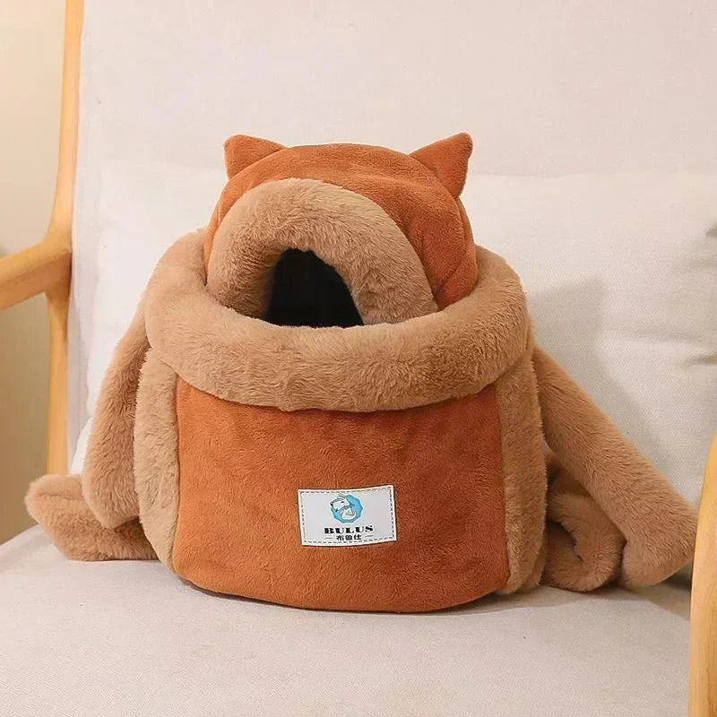 Un affascinante gatto in una borsa di peluche - Caffè - - Concept Palermo