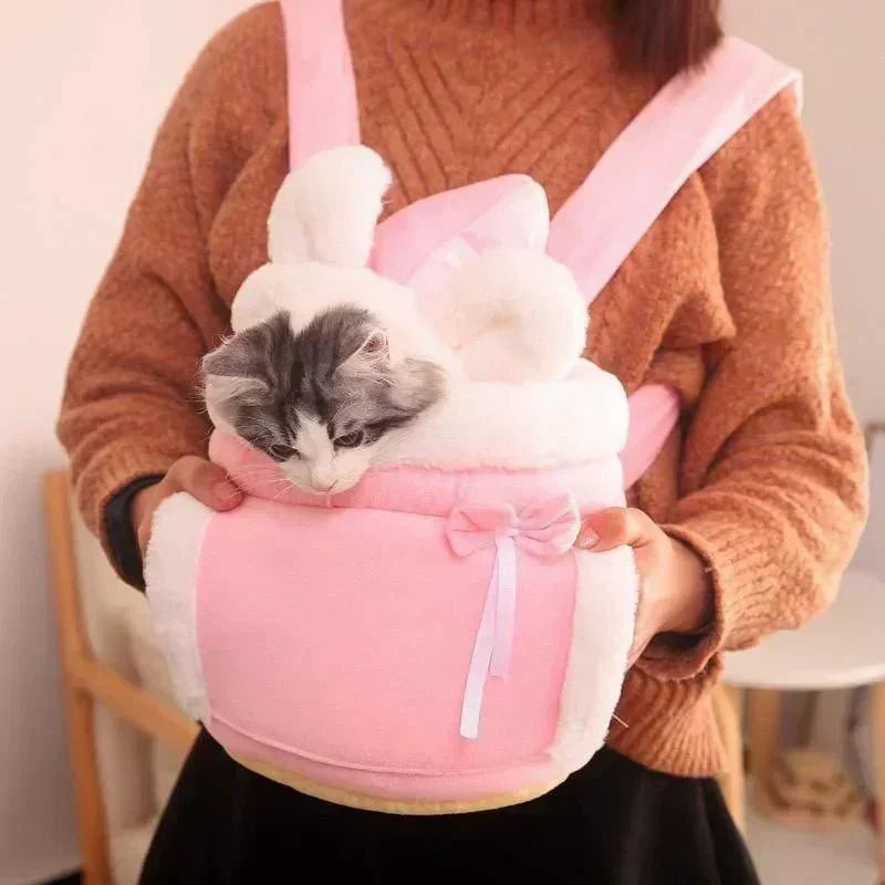 Un affascinante gatto in una borsa di peluche - - - Concept Palermo