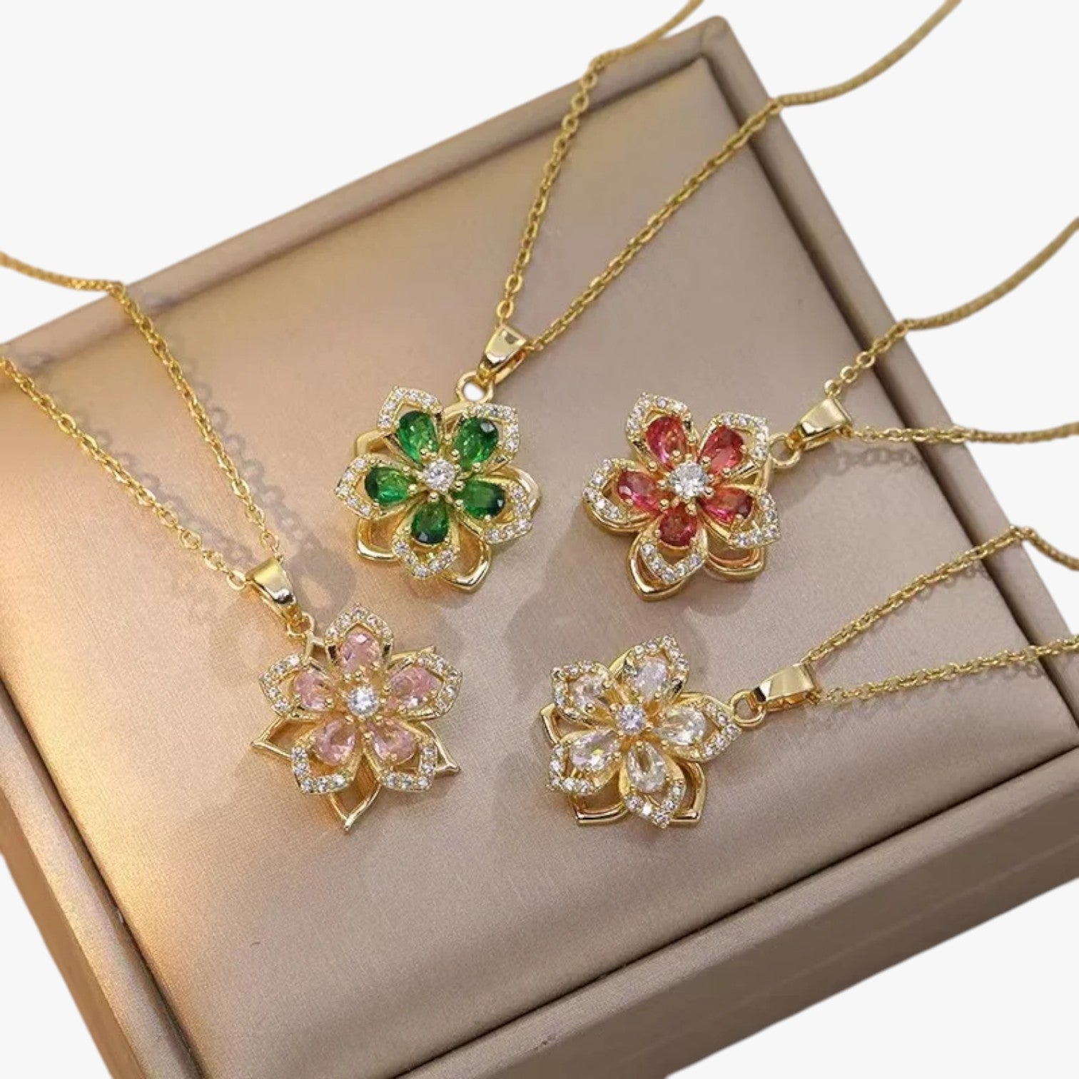 Winnie | Collana con fiore in oro e zircone rotante - - Fashion Necklaces necklace NECKLACES Necklaces for Women - Concept Palermo