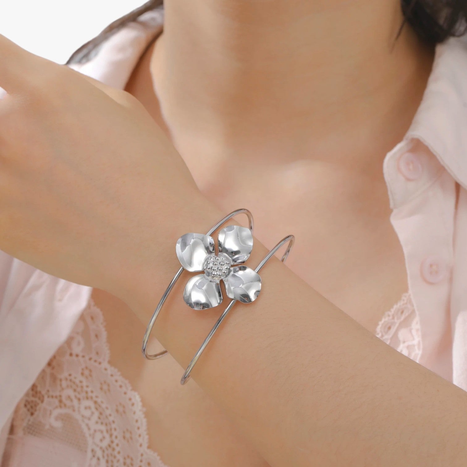 Vivian | Bracciale rigido Flora Gold in acciaio inossidabile con fiore, impermeabile ed elegante - - BRACELET BRACELET FOR WOMEN BRACELETS bracelets for women - Concept Palermo