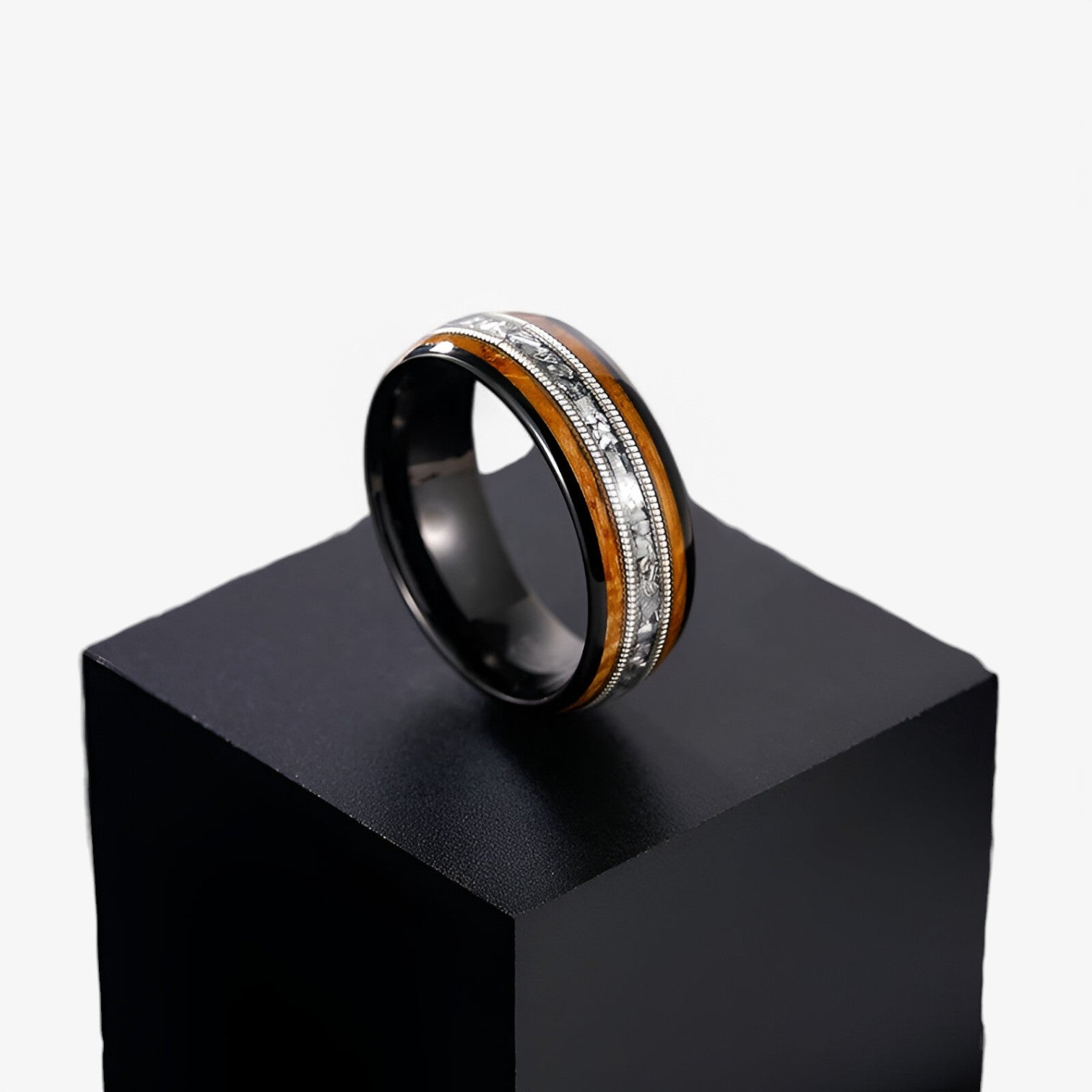 Mariano | Anello di legno con corde di chitarra e accenti di botti di whisky - - mens accessory mens ring Rings - Concept Palermo