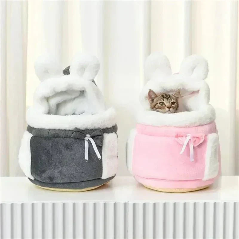 Un affascinante gatto in una borsa di peluche - - - Concept Palermo