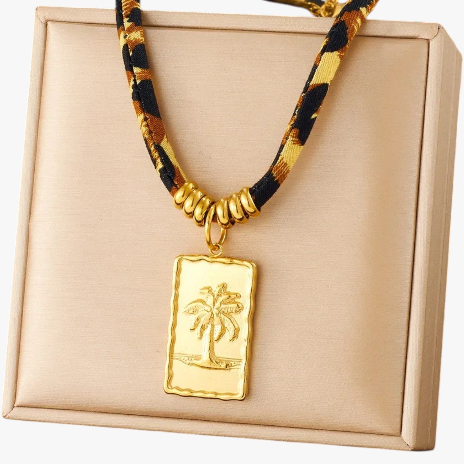 Maggie | Collana Charm Leopardo con Dettagli Oro Stile Unico e Regalo Perfetto - 1 - Fashion Necklaces necklace NECKLACES Necklaces for Women - Concept Palermo