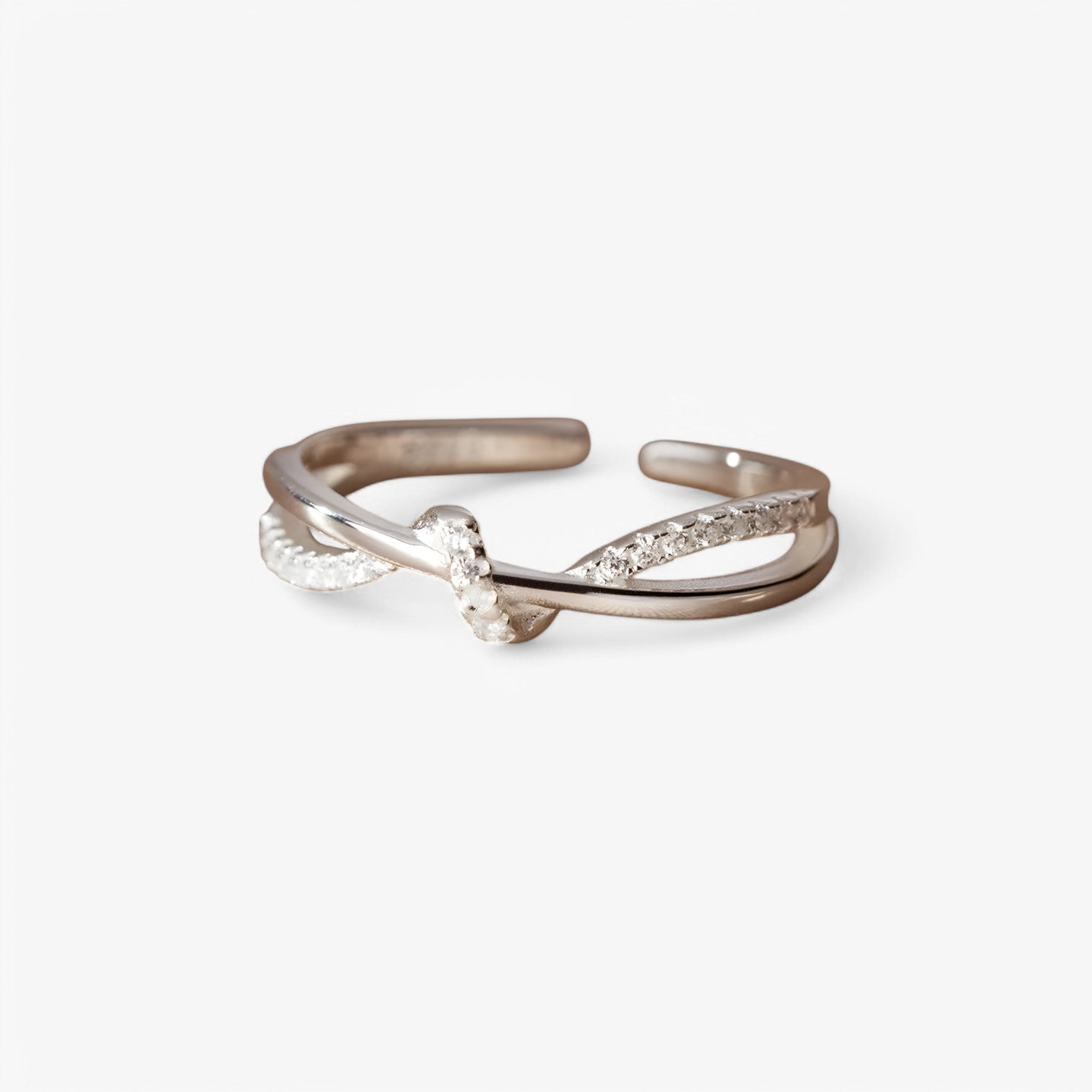 Mileva | Anello a Croce in Argento Sterling con Nodo - Elegante, Impilabile e Senza Tempo - - Accessories Jewelry Rings womens accessory - Concept Palermo