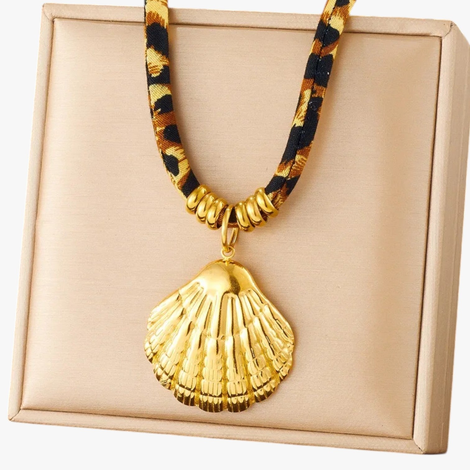 Maggie | Collana Charm Leopardo con Dettagli Oro Stile Unico e Regalo Perfetto - 4 - Fashion Necklaces necklace NECKLACES Necklaces for Women - Concept Palermo