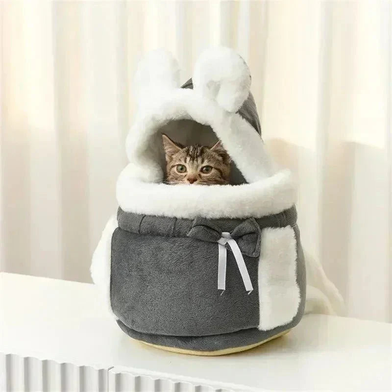 Un affascinante gatto in una borsa di peluche - - - Concept Palermo