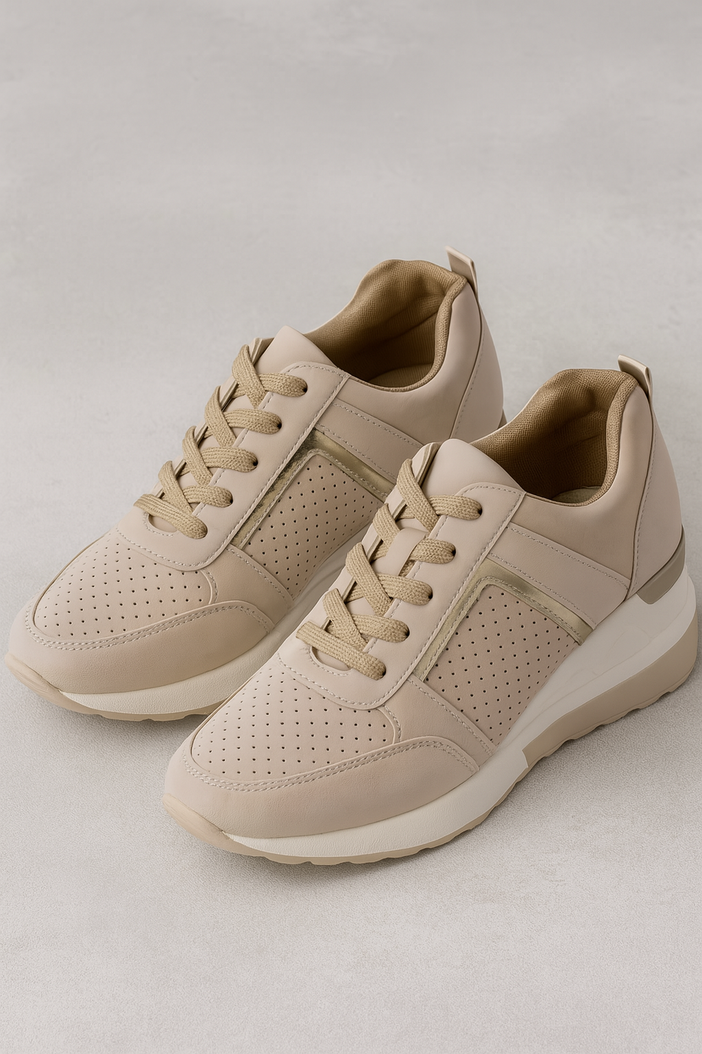 Robert | Eleganti sneakers da donna con tacco a zeppa, dettagli metallici e suola comoda - Beige - Fashion female-ai Schuhe shoes women - Concept Palermo