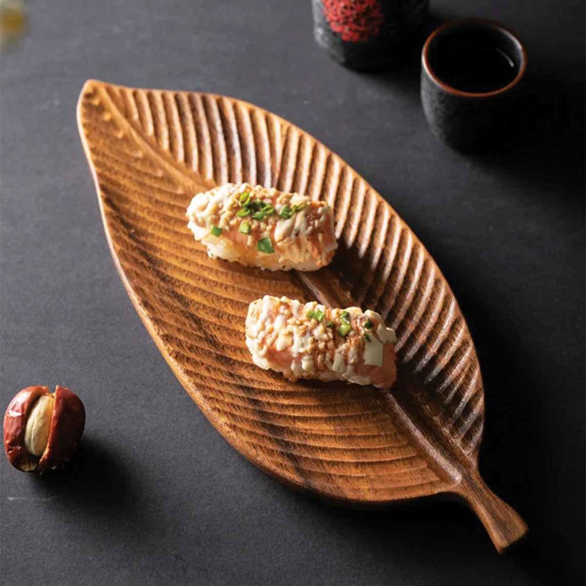 Elegante vassoio da portata in noce scuro con design di foglie dettagliato – Trasforma il tuo intrattenimento in qualcosa di speciale! - - Decor Kitchen Tableware - Concept Palermo