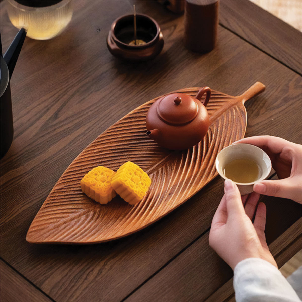 Elegante vassoio da portata in noce scuro con design di foglie dettagliato – Trasforma il tuo intrattenimento in qualcosa di speciale! - - Decor Kitchen Tableware - Concept Palermo