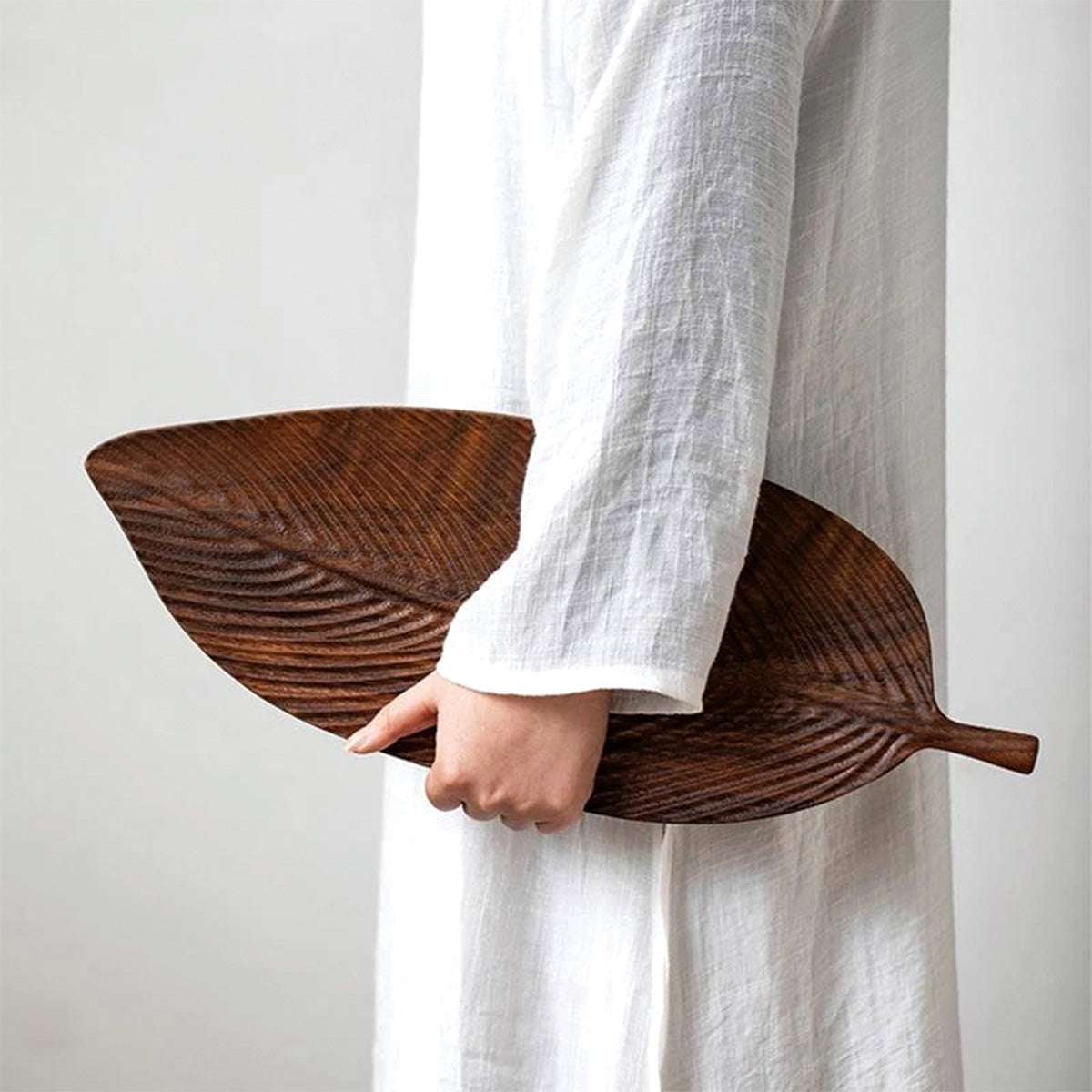 Elegante vassoio da portata in noce scuro con design di foglie dettagliato – Trasforma il tuo intrattenimento in qualcosa di speciale! - - Decor Kitchen Tableware - Concept Palermo