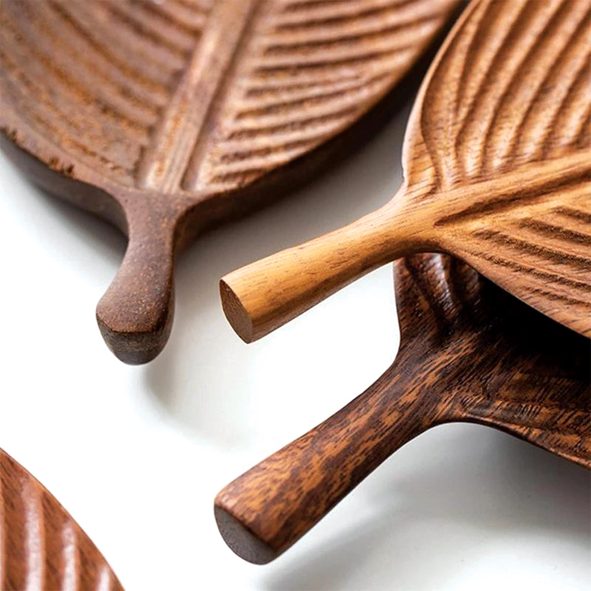 Elegante vassoio da portata in noce scuro con design di foglie dettagliato – Trasforma il tuo intrattenimento in qualcosa di speciale! - - Decor Kitchen Tableware - Concept Palermo