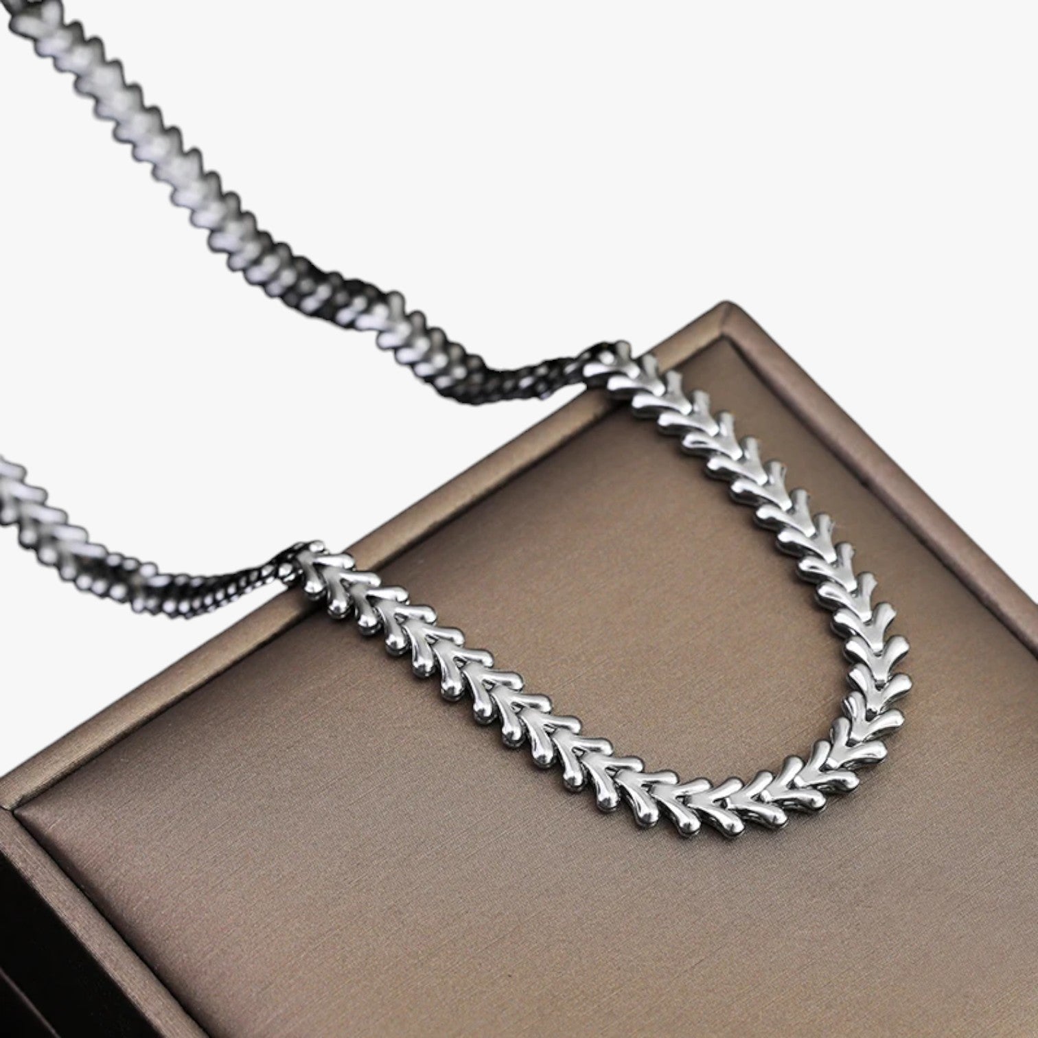 Anastasia | Collana Choker in acciaio inossidabile a forma di bottiglia - Colore acciaio - elegant womens necklaces Necklace NECKLACES Necklaces for Women - Concept Palermo
