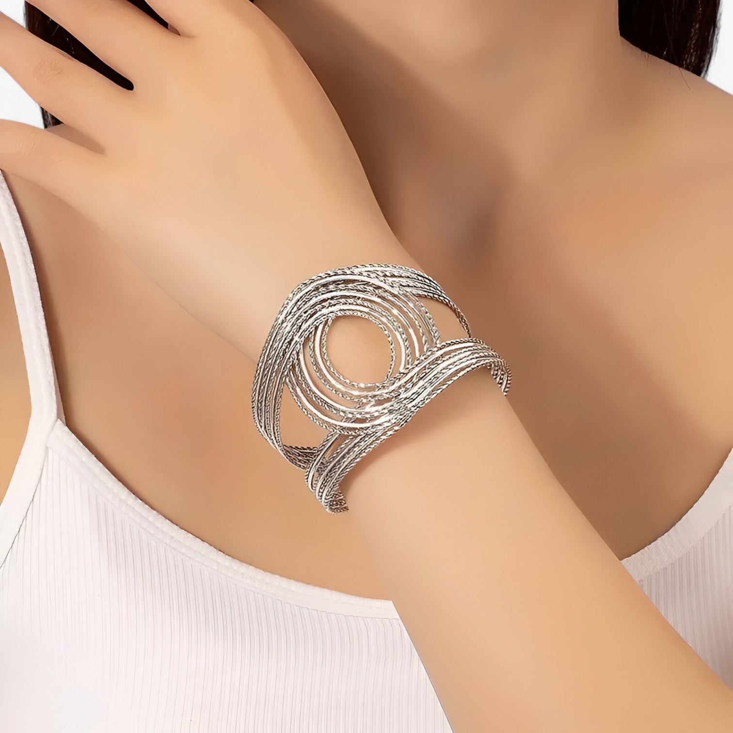 Adia | Bracciale Cuff Metallico a Doppia C Incisa – Bracciale di Tendenza per Donna - - Accessories Jewelry BRACELETS - Concept Palermo