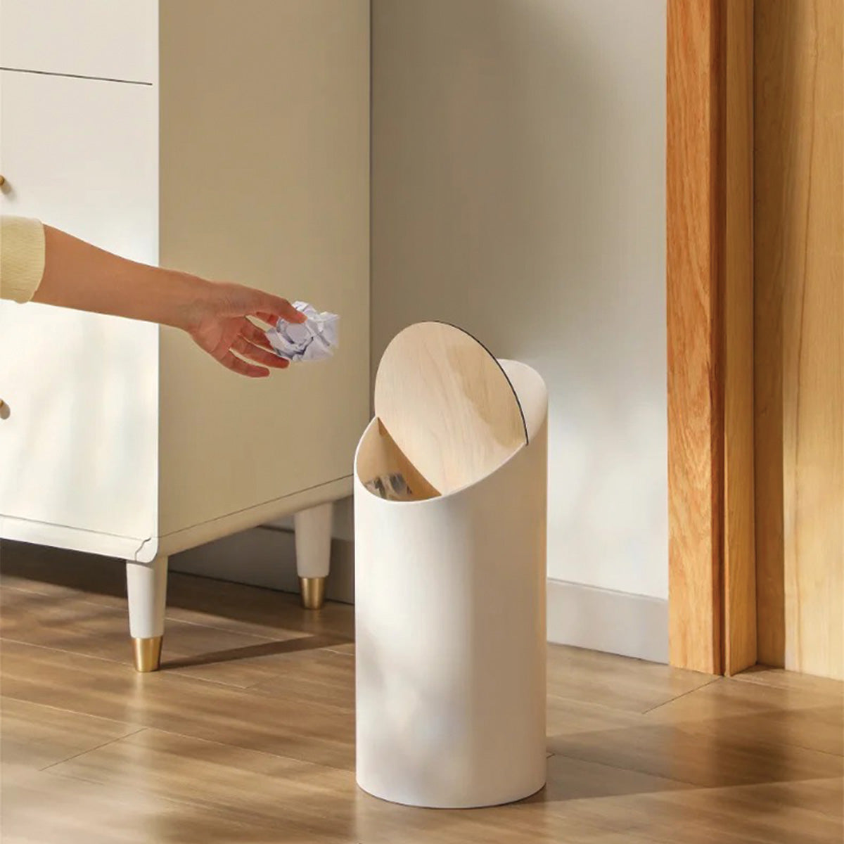Cestino Elegante Skrå in Acero | Design Moderno in Legno per una Gestione Elegante dei Rifiuti - - Bathroom Decor Kitchen - Concept Palermo